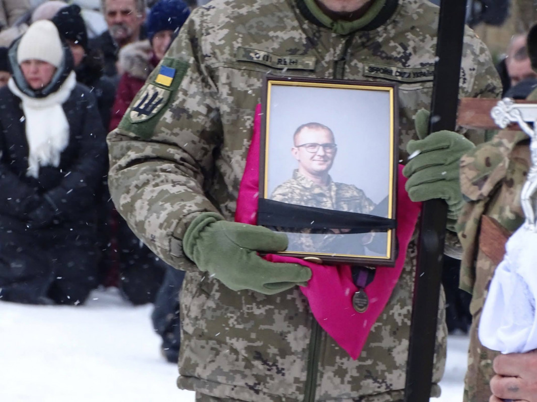 Повернувся додому «на щиті»: волиняни провели на вічний спочинок полеглого капітана Олександра Євтушка