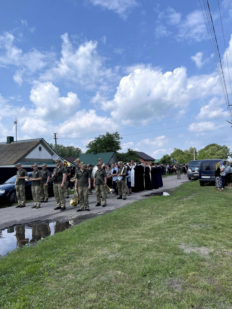 Волиняни на колінах з повним серцем болю попрощалися із загиблим Героєм Володимиром Сидляром