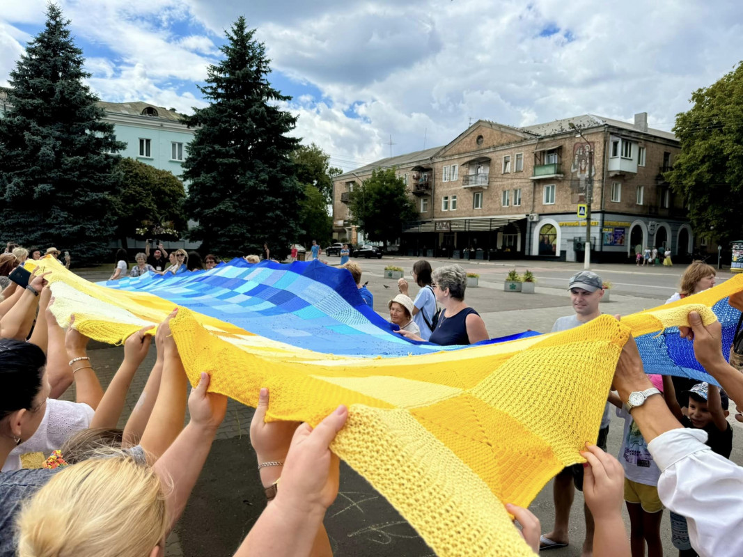 У місті на Волині розгорнули найбільший в'язаний прапор України