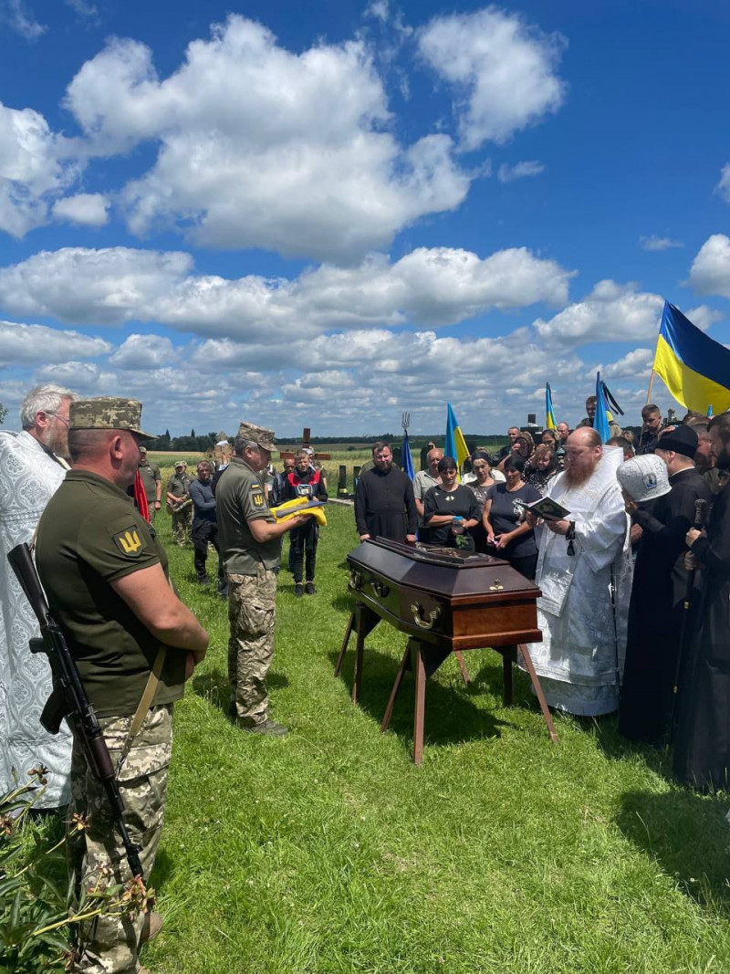 У селі на Волині в останню дорогу провели 31-річного Героя Володимира Столярчука