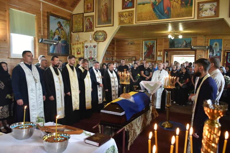 Загинув на Донеччині: у Луцькому районі попрощалися з Героєм Богданом Романчуком