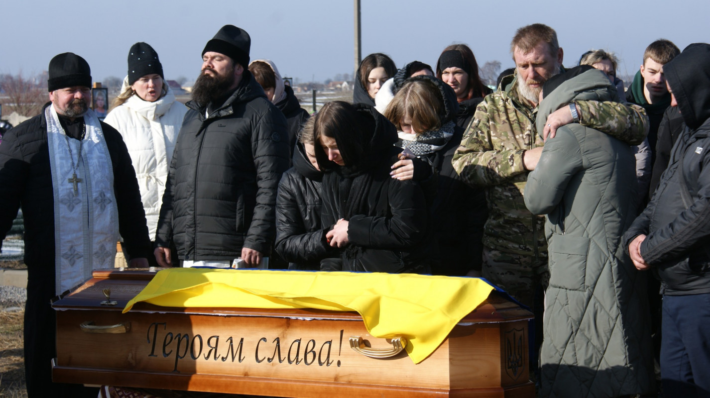 Навколішки і зі сльозами: волиняни попрощалися з Героєм Володимиром Гродським