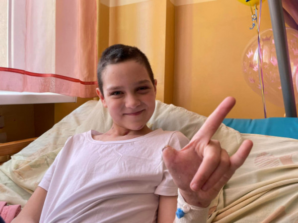 Її впізнали лише по шраму: у Львові видужує дівчинка, сім'я якої загинула під обстрілом