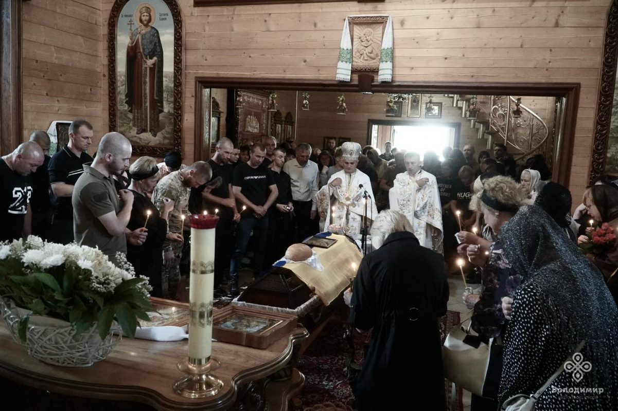 Троє синів, два з яких також мужньо захищають Україну, втратили батька: на Волині попрощалися з Героєм Юрієм Пелехом