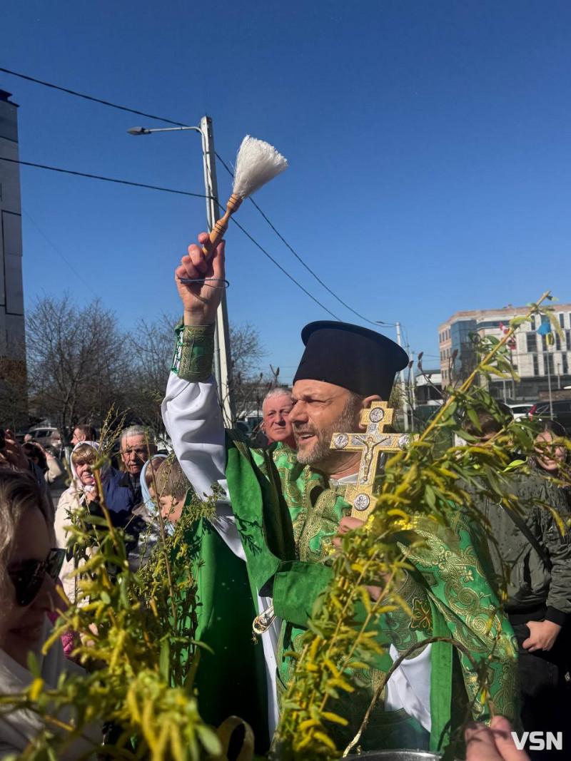 Як у Луцьку освячували вербу. Фото
