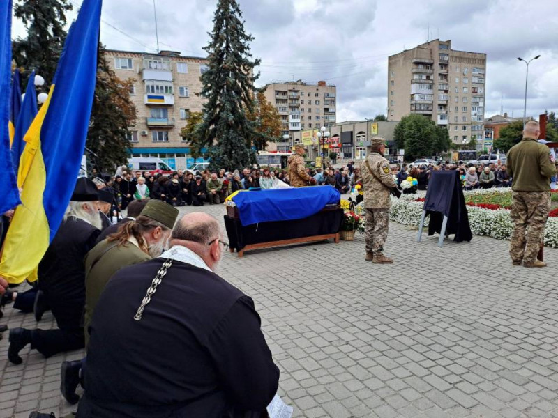Дві донечки втратили батька: на Волині попрощалися з Героєм Михайлом Дудинцем
