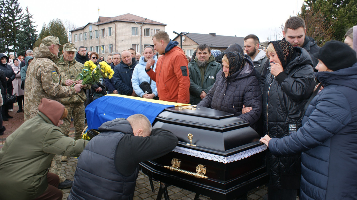 Пережив пекло війни, але загинув у ДТП: на Волині попрощалися із 31-річним воїном Вадимом Стадніком