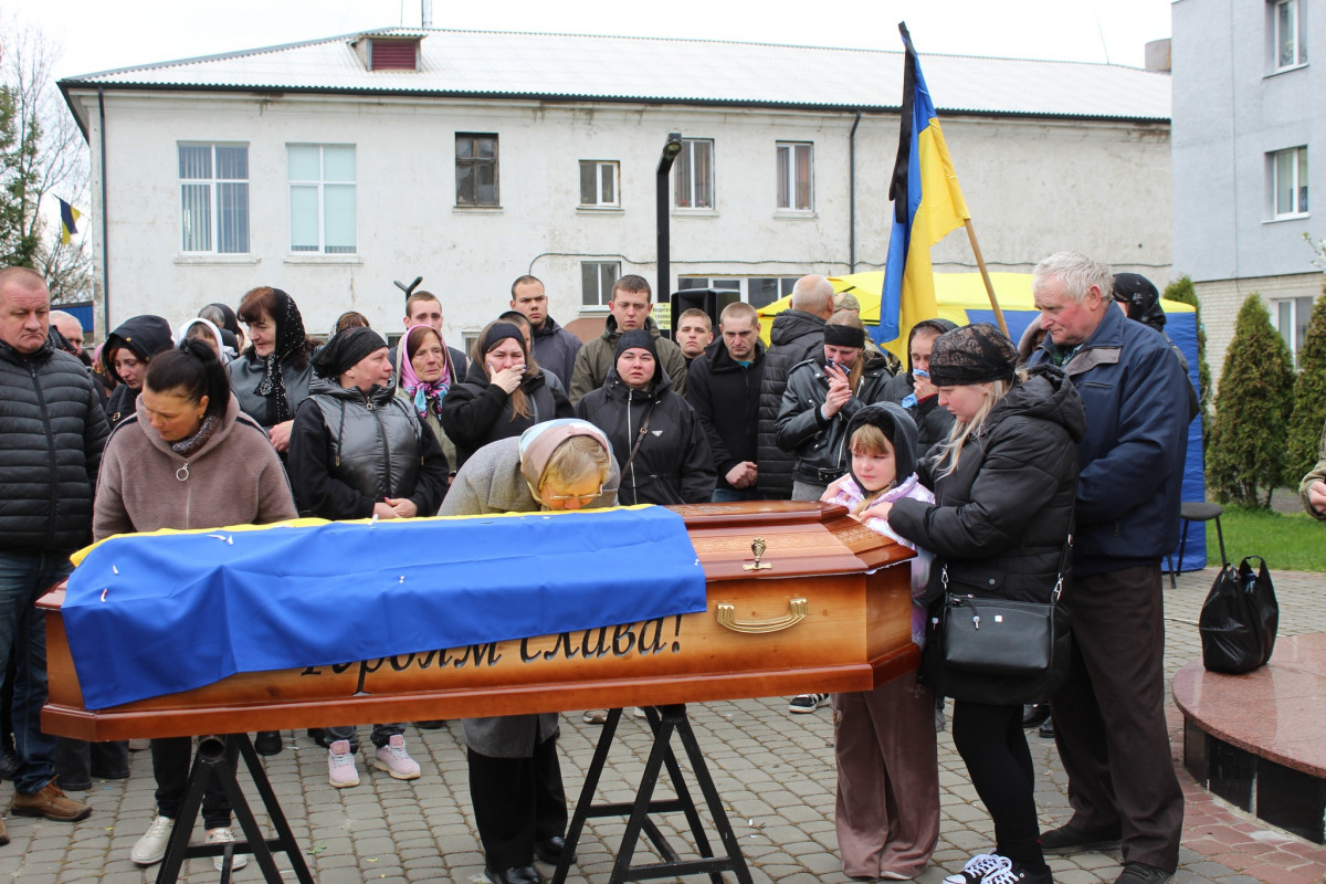 «Тепер тато захищатиме з небес»: волиняни попрощалася з 25-річним Антоном Хвостюком
