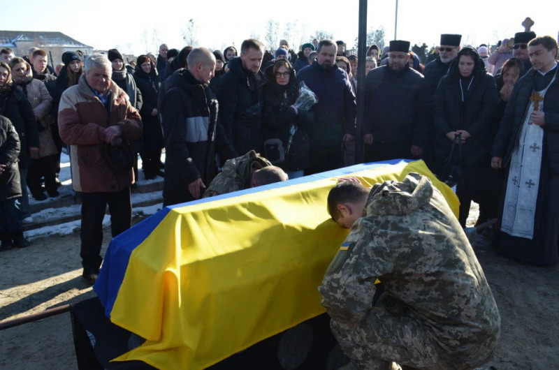 Зі сльозами на очах молилися за спокій його душі: на Волині в останню дорогу провели Героя Андрія Пронцевича