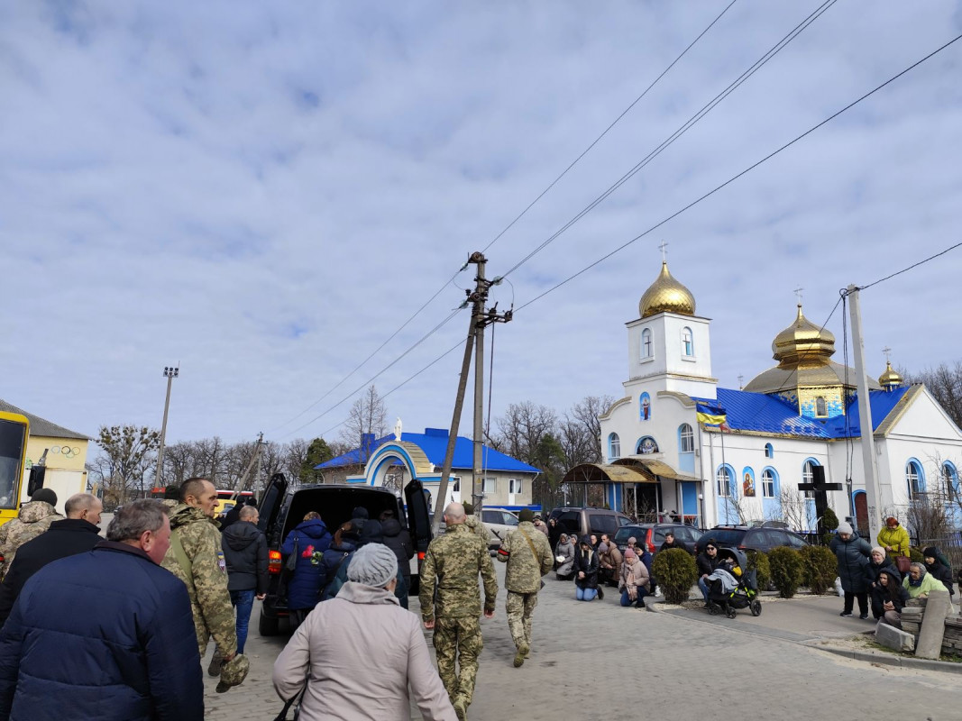 Почорніла від горя мати, овдовіла дружина, без батька залишилися діти, без дідуся - онуки: на Волині поховали Героя Олексія Трофімюка