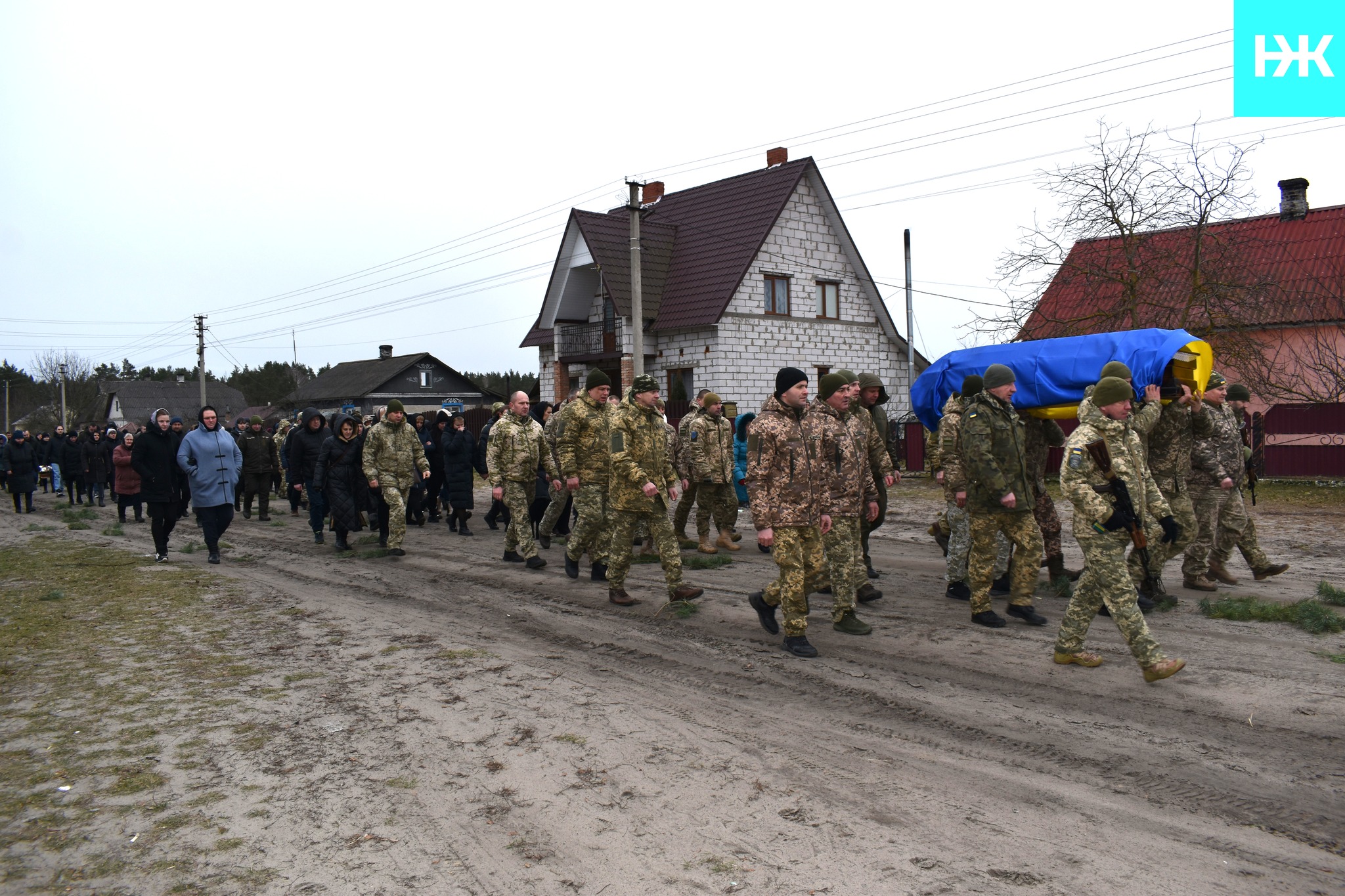 Сумне новоріччя: усе село на Волині зійшлося провести Героя Володимира Кушнерика