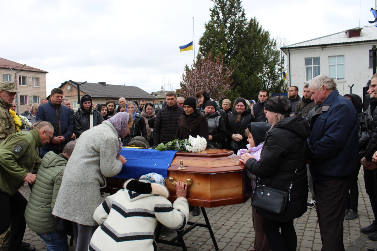 «Тепер тато захищатиме з небес»: волиняни попрощалася з 25-річним Антоном Хвостюком