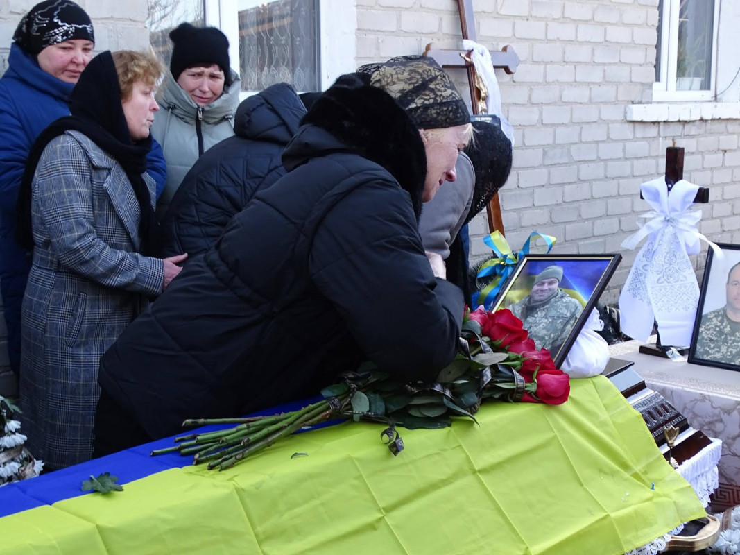Після довгих місяців невідомості: на Волині провели в останню путь захисника Віталія Дудика