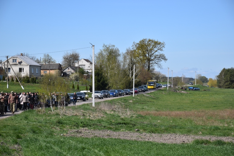 Коровай ділили на кладовищі: на Волині сотні людей прийшли попрощатися з Героєм Миколою Гацем