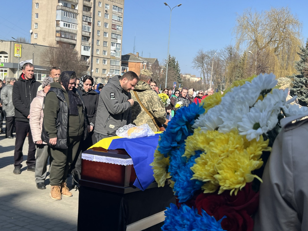 Другий день поспіль громада у жалобі: на Волині провели у вічність Героя Миколу Сахарчука