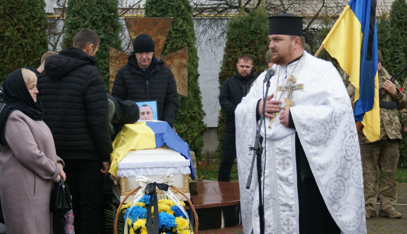 «Встелили всі села квітами, а хлопчика мого немає…»: у громаді на Волині провели в останню дорогу Героя Миколу Загоровця
