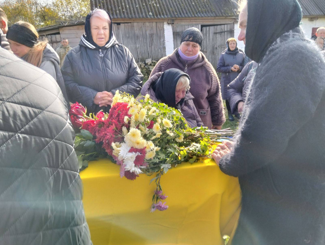 Довгий час вважався безвісти зниклим: на Волині в останню путь провели Героя Віталія Бомазюка