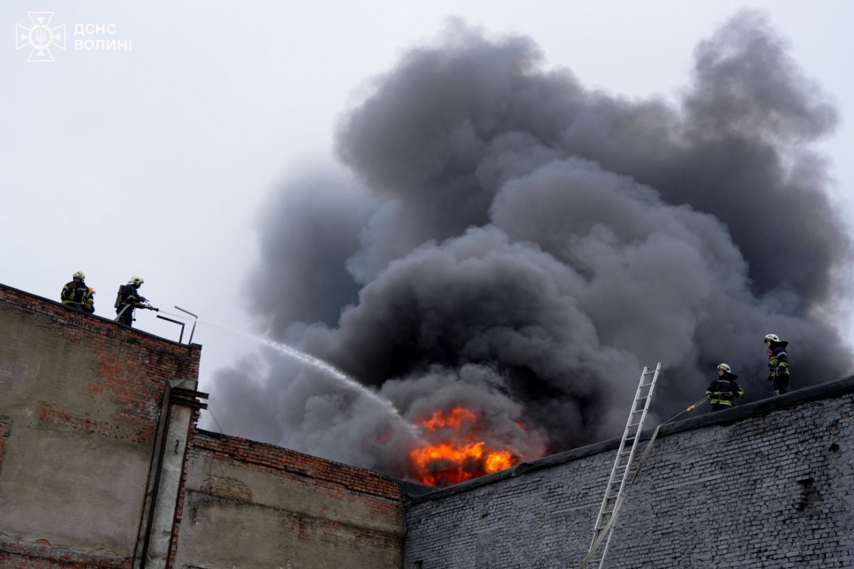 Російські обстріли у Луцьку: рятувальники загасили великі пожежі на цивільних об’єктах. Фото
