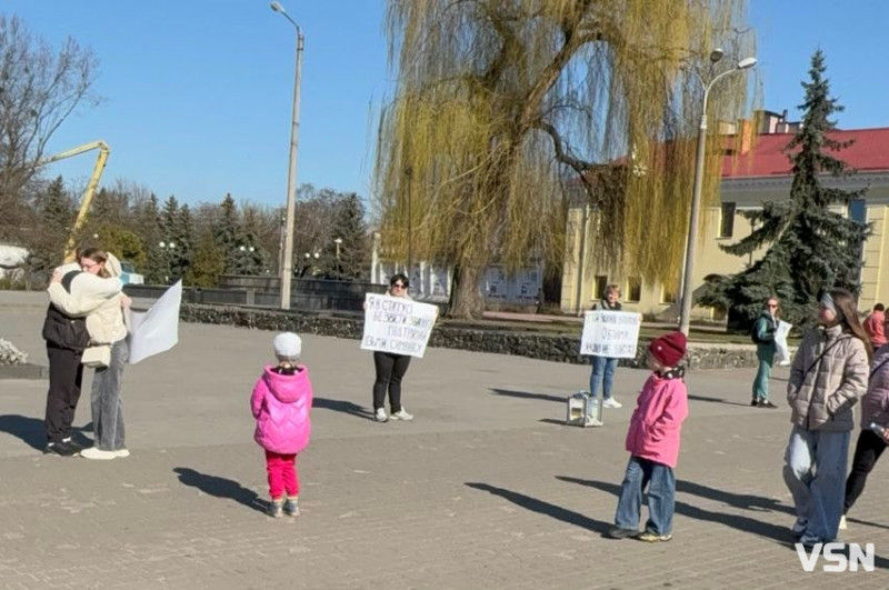 «Обійми, якщо не байдуже»:  як у місті на Волині підтримували військових та їхніх рідних