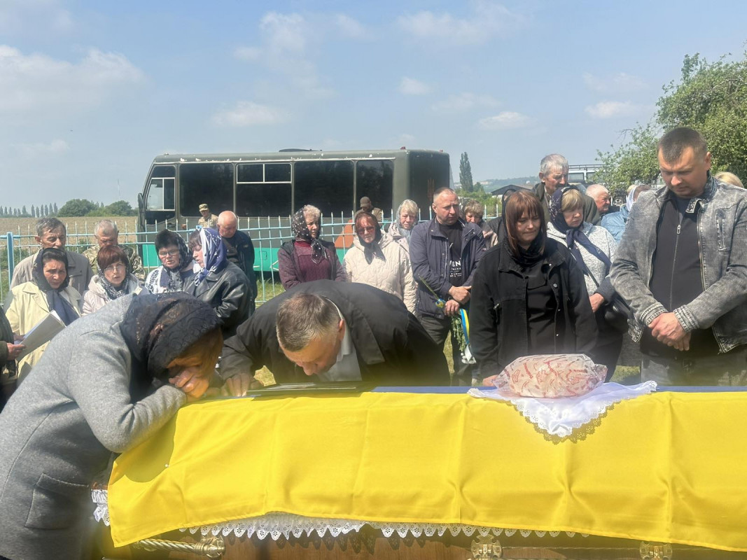 Устилузька громада попрощалася із захисником України Олександром Сачуком