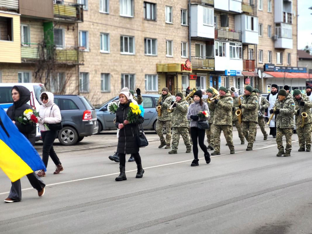 Мріяв одружитися зі своєю коханою: на Волині сотні людей прийшли попрощатися з 33 річним Героєм Андрієм Карацаєм