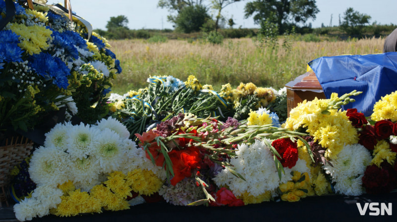Рідні сподівалися, що в полоні, але дива не сталося: у Рожищі провели в останню путь воїна Миколу Катеринюка