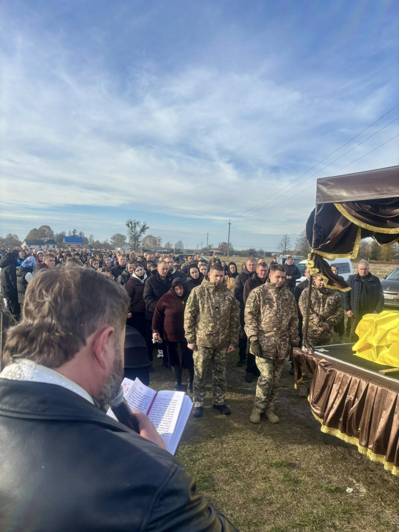 До останнього подиху боронив Україну: на Волині попрощалися із загиблим Героєм Іваном Кіпенем