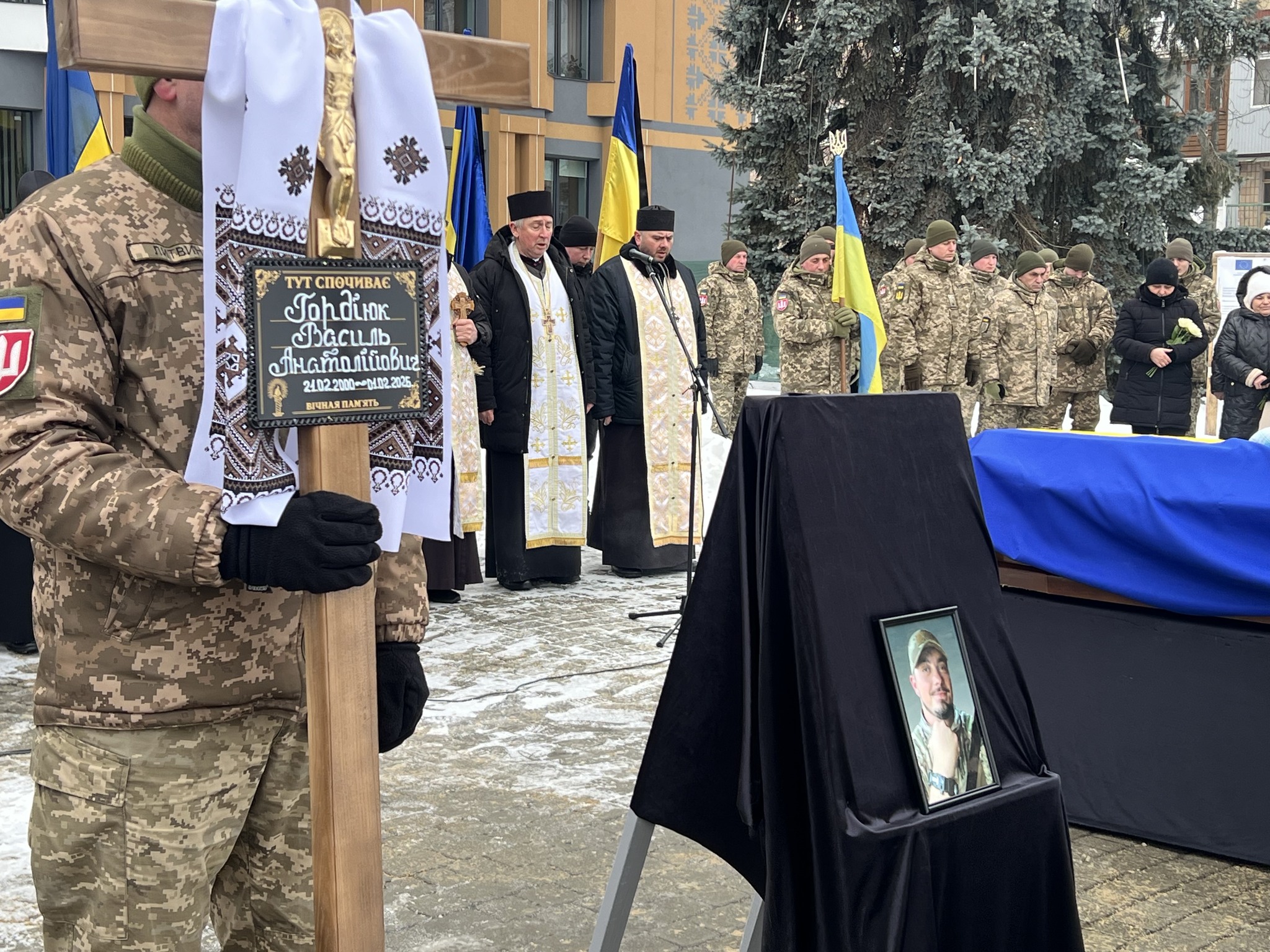 Загинув за три тижні до свого 26-річчя: на Волині в останню земну путь провели Героя Василя Гордіюка