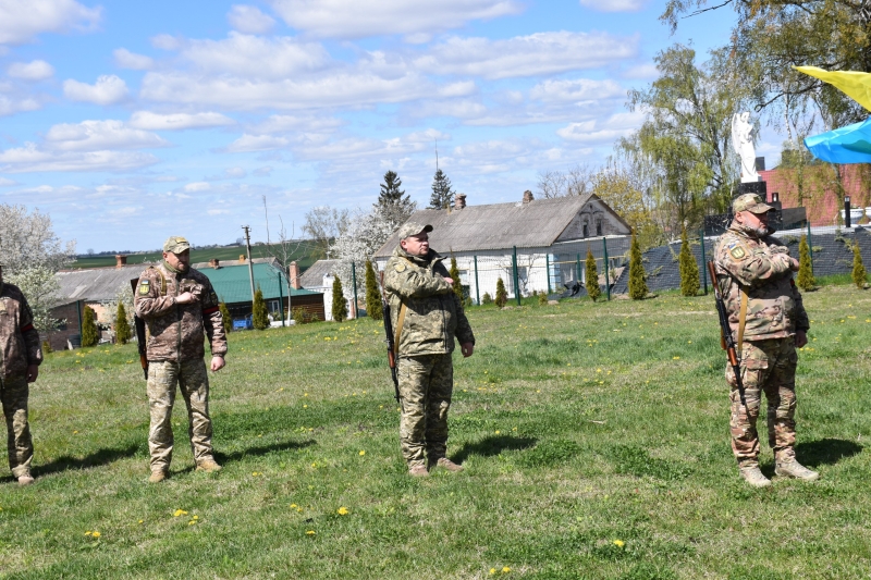 Коровай ділили на кладовищі: на Волині сотні людей прийшли попрощатися з Героєм Миколою Гацем