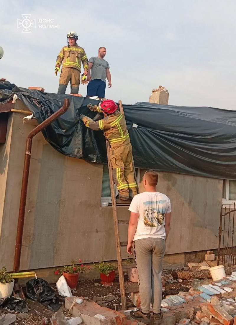 Біля Луцька сильний буревій понищив будинки
