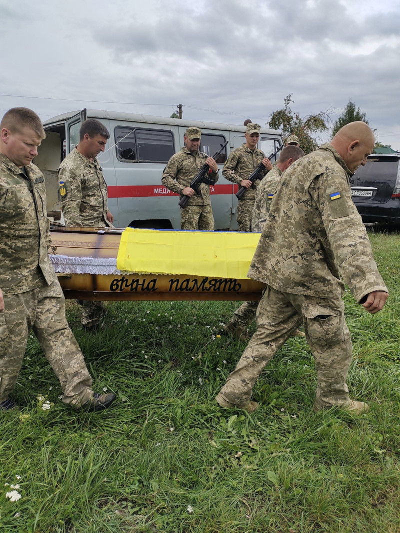 Був 3 тижні на передовій: громада на Волині попрощалася із 28 загиблим на війні Героєм-земляком Олександром Дубчуком