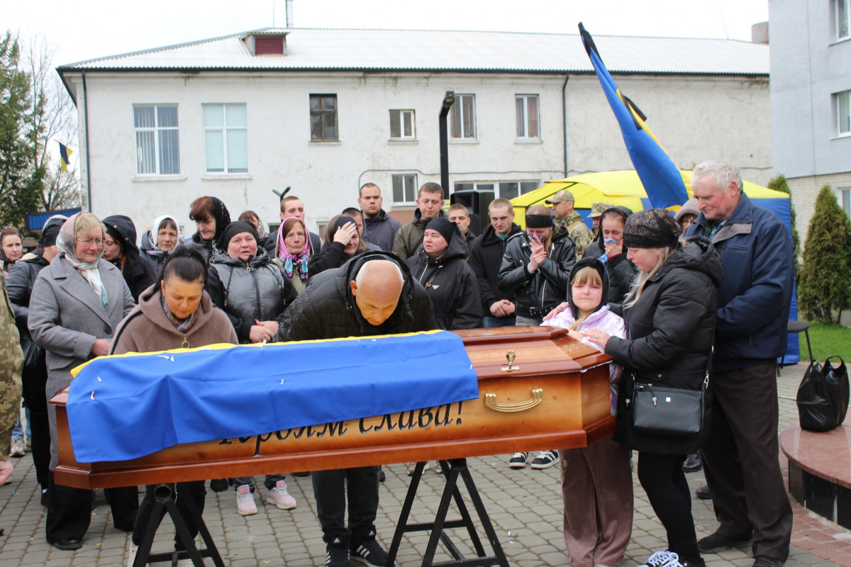 «Тепер тато захищатиме з небес»: волиняни попрощалася з 25-річним Антоном Хвостюком