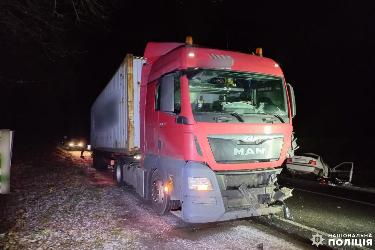 BMW зіткнувся з вантажівкою волинянина: на місці аварії загинув 21-річний водій