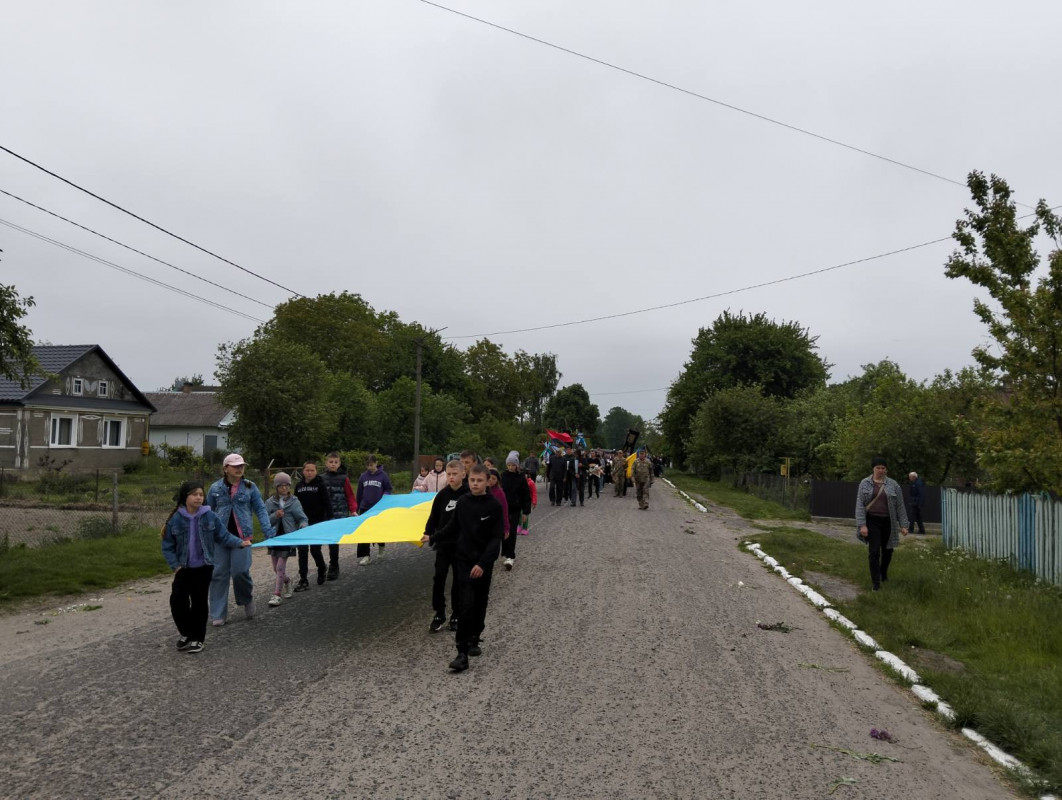 Жорстока війна залишила батьків без сина: у Луцькому районі провели в останню путь 26-річного Героя Романа Климчука