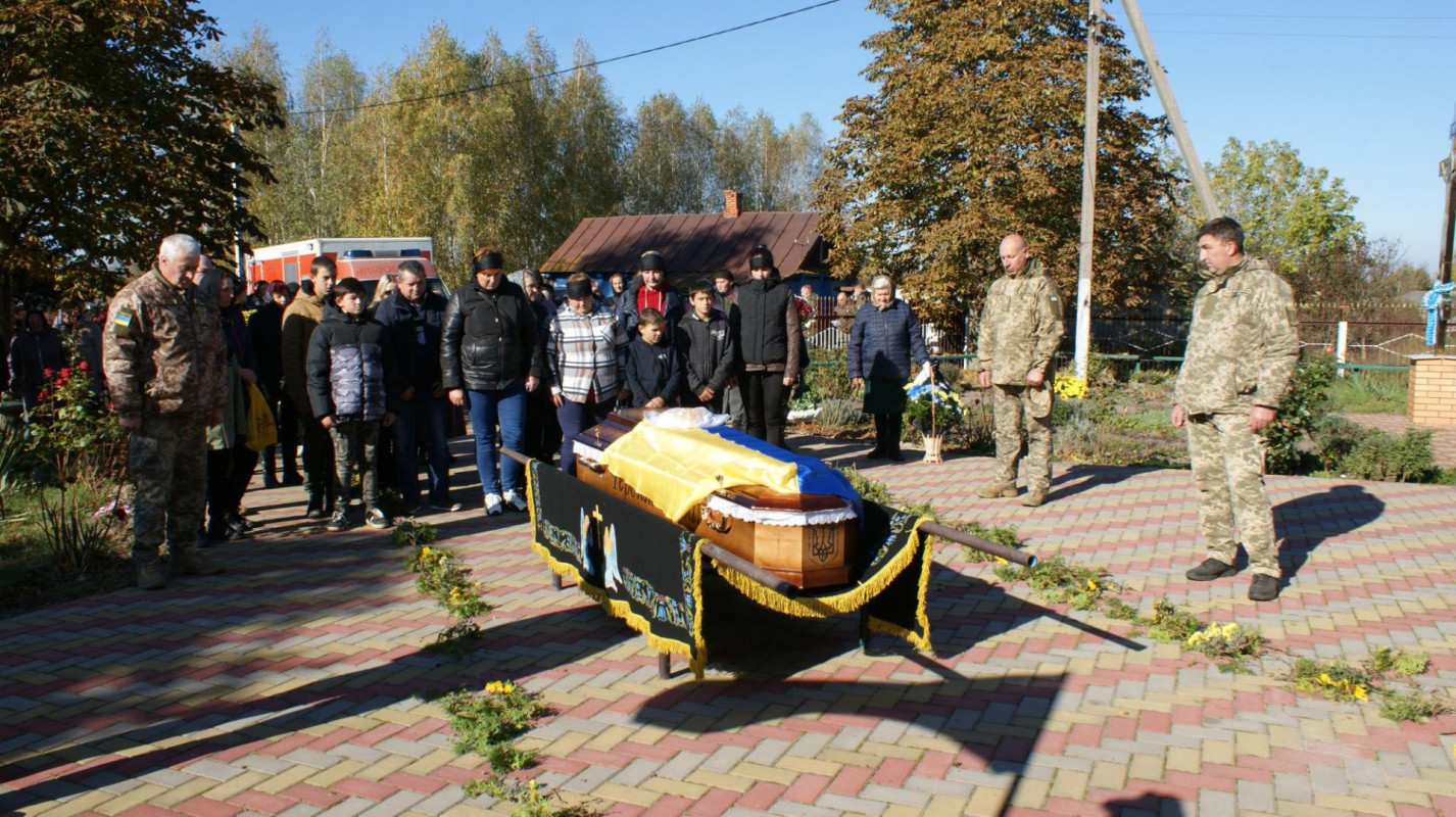 «Куди ж ти, сину, йдеш…»: на Волині в останню дорогу провели воїна Сергія Беня