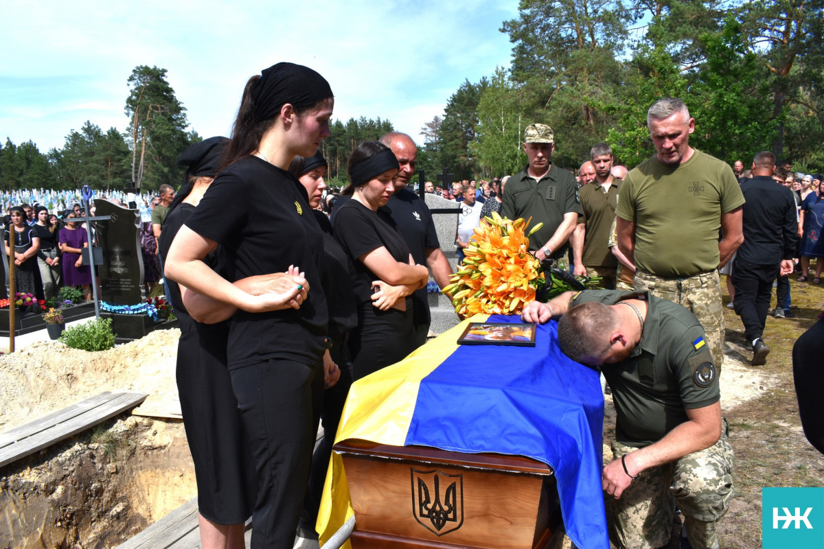 Кохана – у чорному, село – в сльозах: на Волині попрощалися з молодим Героєм Володимиром Черевком