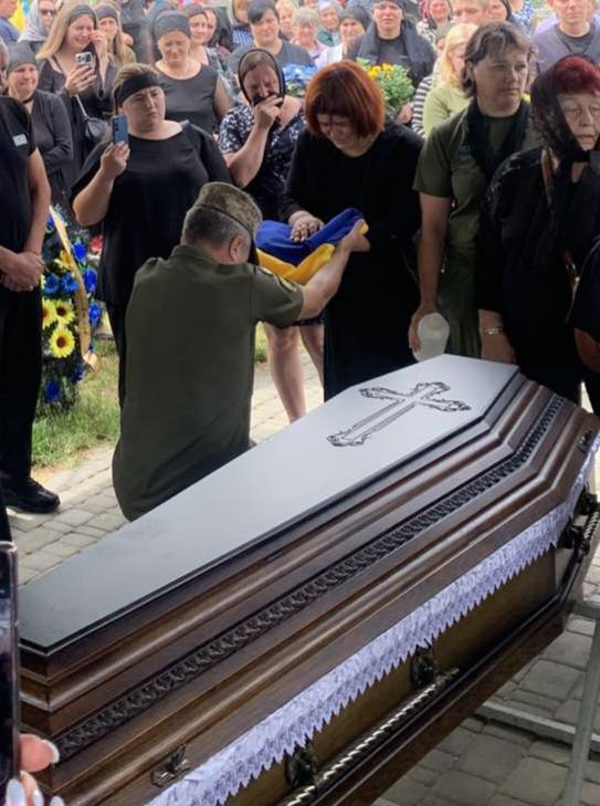 У Луцькому районі священник провів чин похорону загиблого воїна Івана Зелінського, якого менш ніж рік тому вінчав
