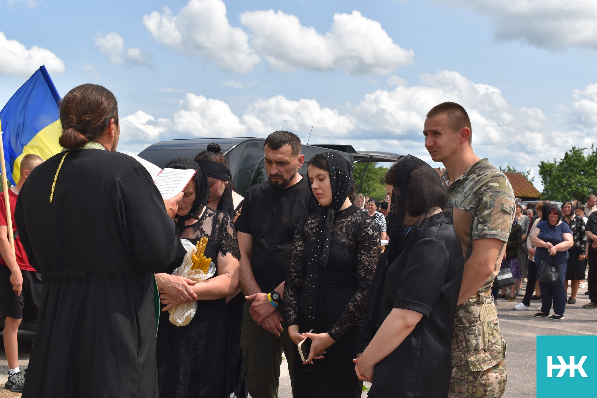 На колінах в останню дорогу проводжало все село: на Волині попрощалися з Героєм Петром Токарем