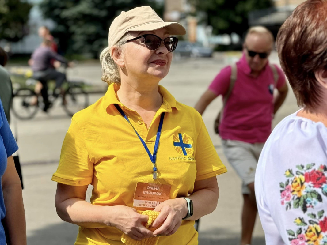 У місті на Волині розгорнули найбільший в'язаний прапор України