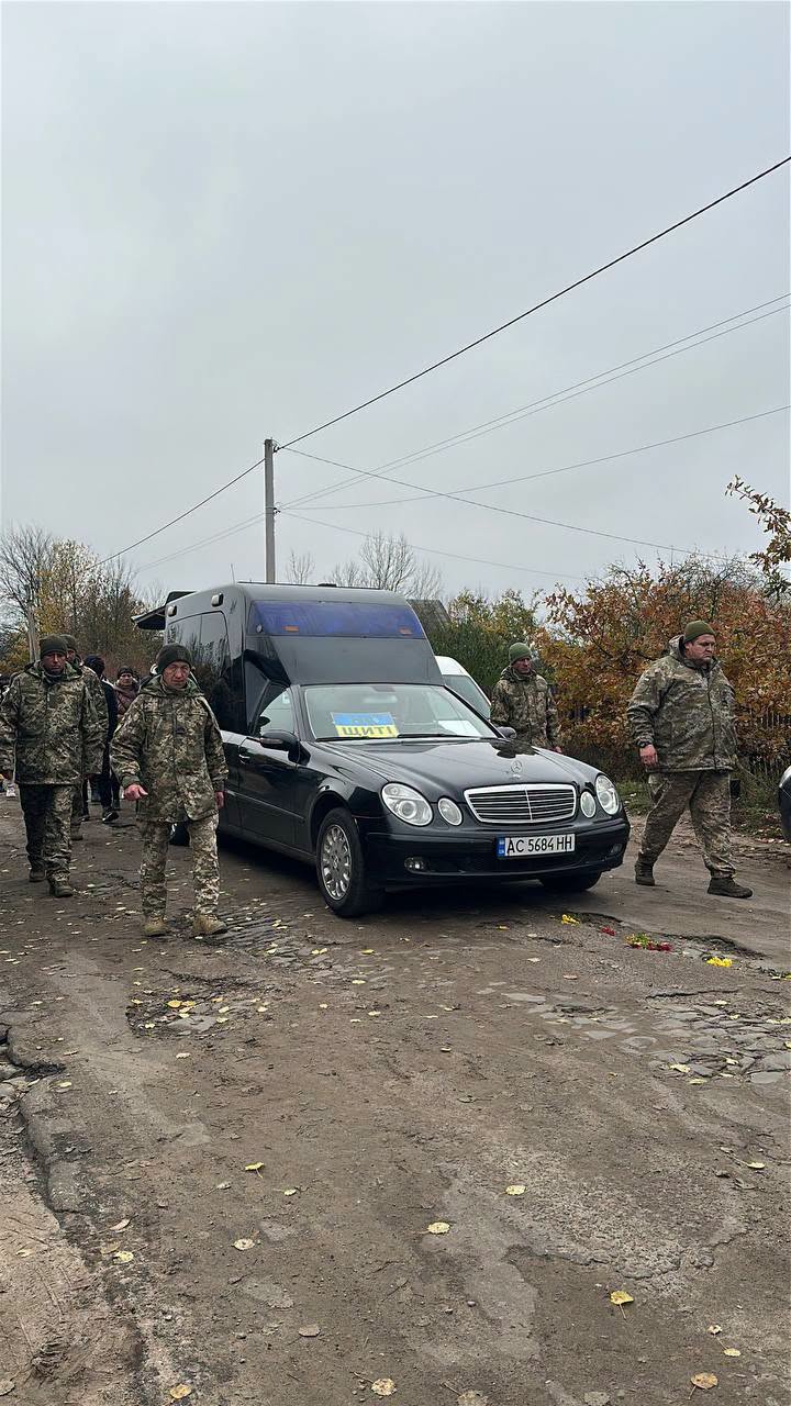 На Волині провели в останню дорогу воїна Романа Лисюка, який помер від важкого поранення