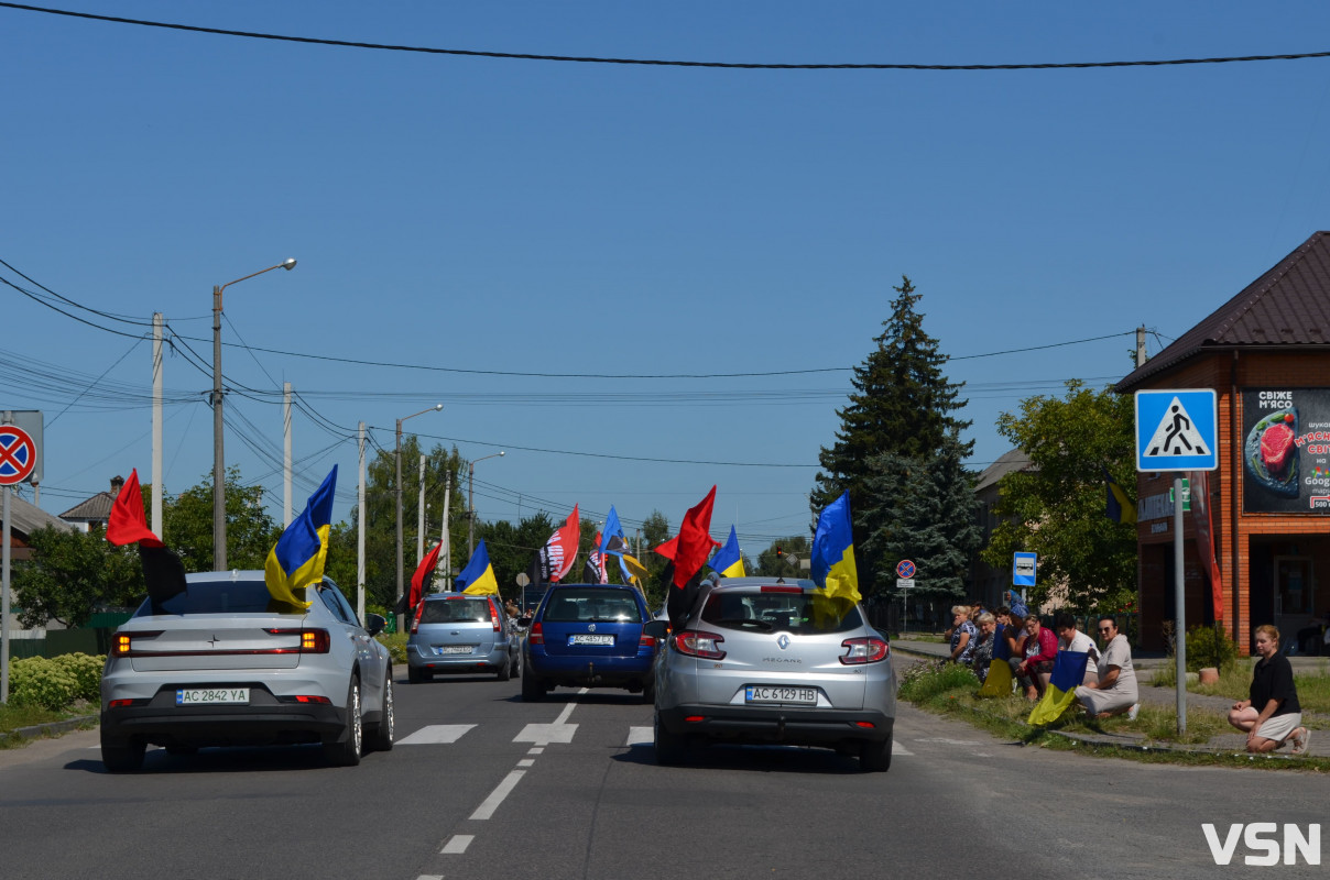 Сотні людей, прапори та квіти: востаннє додому повернувся Герой з Волині Степан Павлович