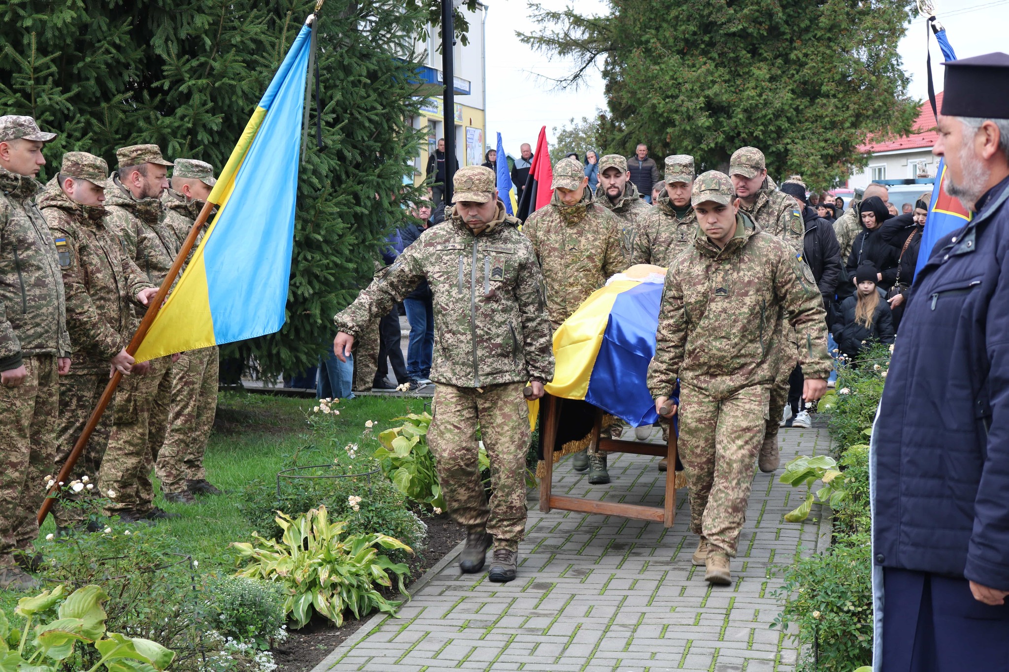 Небесне військо поповнилося ще одним Героєм: на Волині в останню путь провели Героя Олександра Ходачкевича