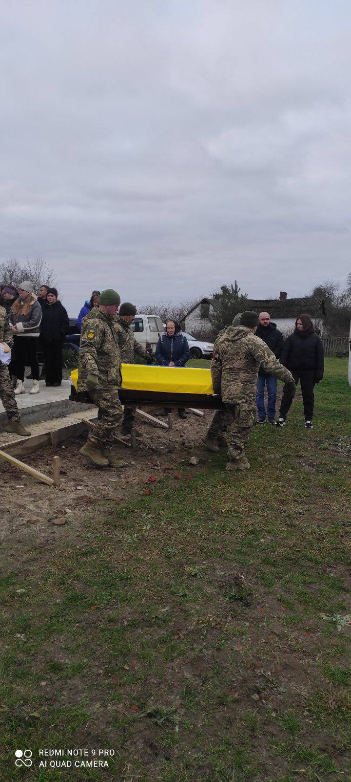 Дев’ять місяців вважався зниклим безвісти: на Волині останню земну дорогу провели Героя Василя Шміло