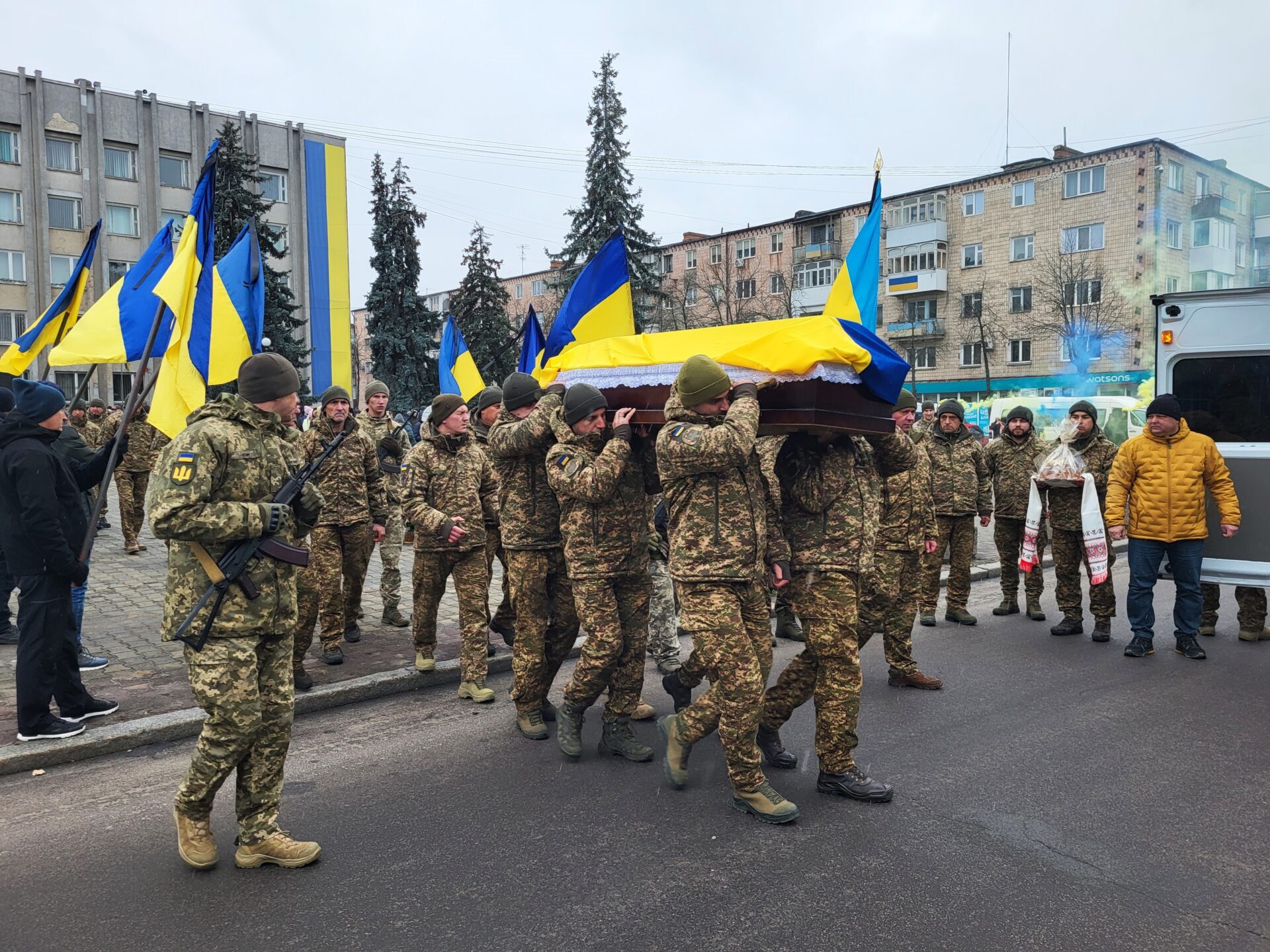 «Людина, яку пам'ятатимуть не лише на Волині, а й за межами України»: волиняни попрощалися з Героєм Ігорем Кобишем