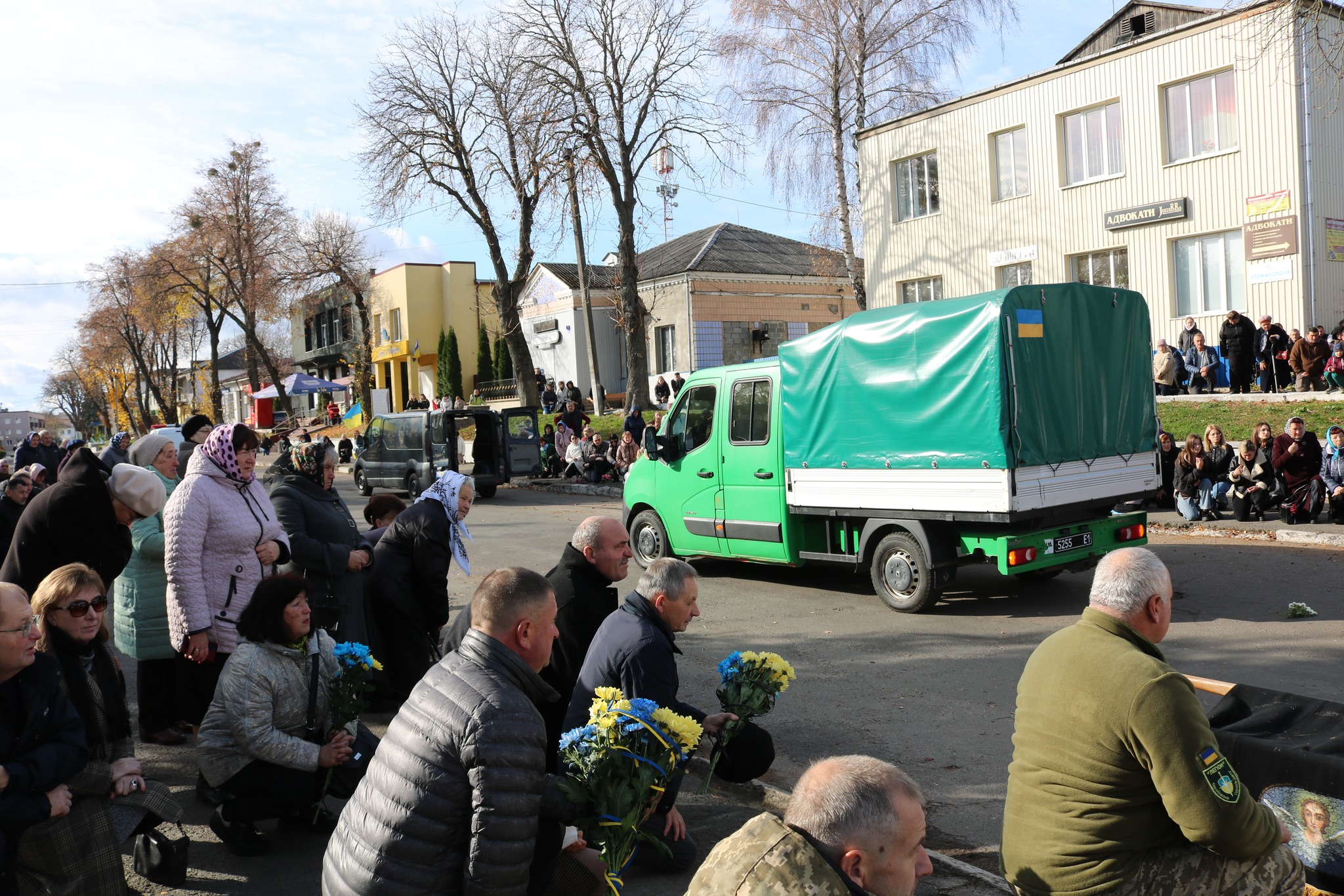 Білим ангелом повернувся додому «на щиті»: на Волині в останню дорогу полеглого на війні Андрія Тихого