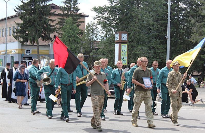 На кладовищі розділили весільний хліб: у громаді на Волині прощалися з молодим Героєм, який загинув на фронті