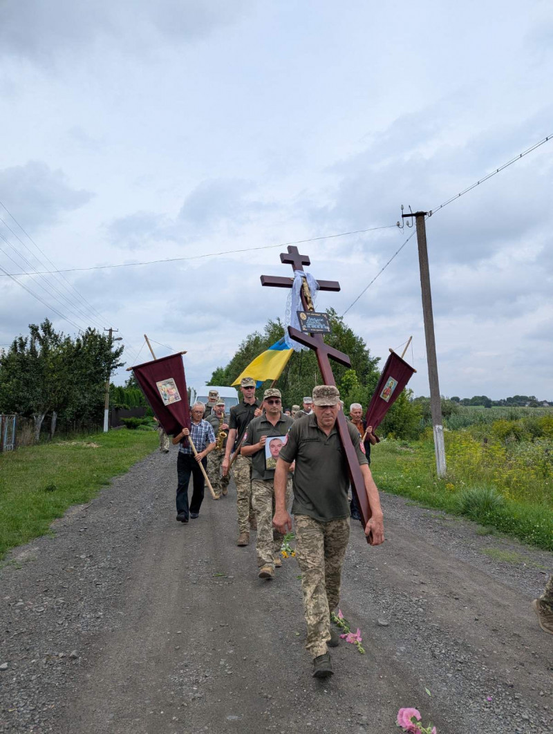 Серце не витримало пережитого на війні: на Волині попрощалися з Героєм Валерієм Вакулюком