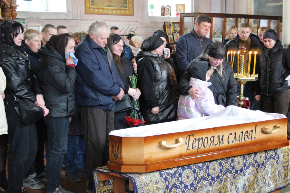 «Тепер тато захищатиме з небес»: волиняни попрощалася з 25-річним Антоном Хвостюком