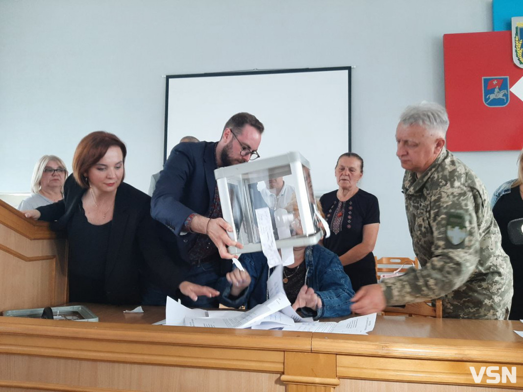 Депутати відправили у відставку голову Луцької райради, який втік за кордон