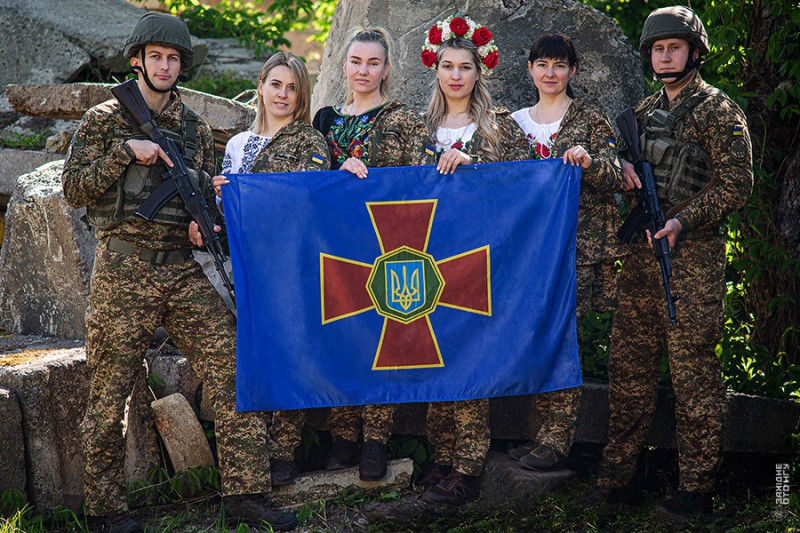 «Це наш зв’язок із мирним життям»: нацгвардійці з Волині влаштували фотоперформанс до свята